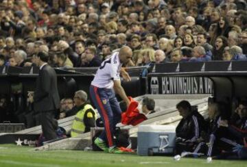 Gary Neville la lía con el cambio de Negredo