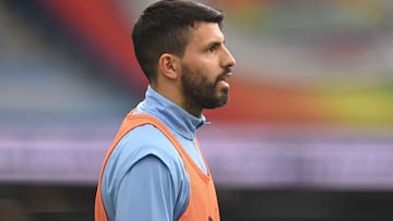 Manchester City&#039;s Argentinian striker Sergio Aguero warms up ahead of the English Premier League football match between Manchester City and Chelsea at the Etihad Stadium in Manchester, north west England, on May 8, 2021. (Photo by Laurence Griffiths 