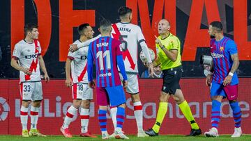 Mateu Lahoz habla con Catena en el duelo de la primera vuelta.