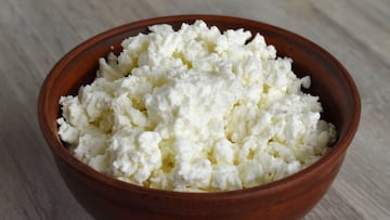 Cottage cheese is rich in casein, a substance that promotes fat burning and is beneficial for longer and better sleep at night.