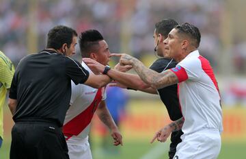 Paolo Guerrero (d) y Christian Cueva (2-d) de Perú reclaman un gol de Colombia este domingo en el estadio Monumental U de Lima (Perú). Perú y Colombia se preparan para competir en la Copa América Brasil 2019 a partir del 14 de junio.