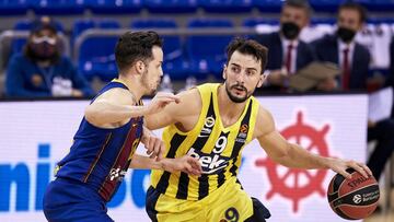 Leo Westermann, defendido por Thomas Heurtel, durante un partido de la Euroliga entre el Barcelona y el Fenerbahçe