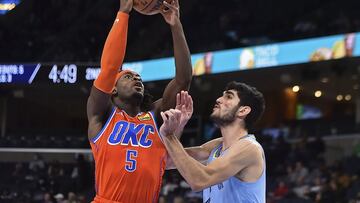 Santi Aldama defiende a Lu Dort en el Memphis Grizzlies-Oklahoma City Thunder.