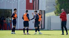 14/03/24  ENTRENAMIENTO SPORTING DE GIJON
 RAMIREZ CHARLANDO CON SUS JUGADORES