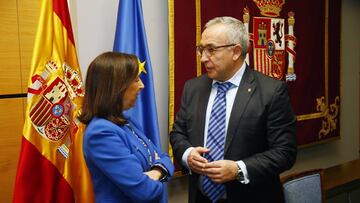 Alejandro Blanco habla con Margarita Robles tras la firma del acuerdo entre el Ministerio de Defensa y el Comit&eacute; Ol&iacute;mpico Espa&ntilde;ol.