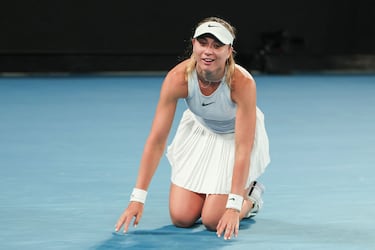 Paula Badosa se levantó tras caer al suelo y continuó el partido.