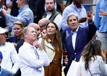 El exsecretario de Estado de EE. UU., John Kerry, asiste a la final individual masculina de tenis entre el italiano Jannik Sinner y el español Carlos Alcaraz.
