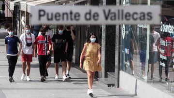 Vecinos pasean al lado del metro de Puente de Vallecas