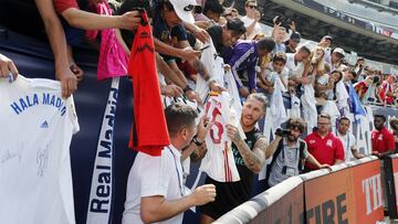 El Madrid se entrenó ayer en el escenario del encuentro, en el Soldier Field de Chicago. El capitán, Sergio Ramos, fue el futbolista más aclamado por los aficionados. El de Camas, al acabar la sesión, se acercó a un fondo a firmar autógrafos. Hubo unas 2.000 personas en una sesión abierta al público a razón de 30 dólares por cabeza y 22 dólares de párking.