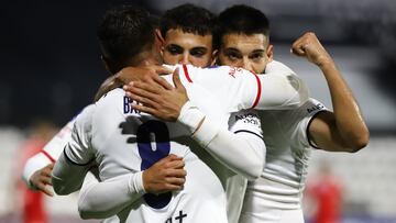 AME6502. ASUNCIÓN (PARAGUAY), 03/05/2022.- Los jugadores de Independiente celebran un gol ante Ceará, durante un partido de la Copa Sudamericana disputado en el estadio Defensores del Chaco, en Asunción (Paraguay). EFE/ Nathalia Aguilar