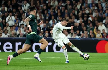 2-0. Gran asistencia de Vinicus al desmarque de Federico Valverde. El uruguayo controla y con la izquierda define cruzado, raso, al palo largo de Gianluigi Donnarumma.