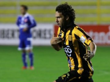 BOL01. LA PAZ (BOLIVIA), 17/03/2015.- Fernando Martelli de The Strongest de Bolivia celebra tras anotar un gol ante la Universidad de Chile hoy, martes 17 de marzo de 2015, durante un partido por la Copa Libertadores en el estadio Hernando Siles de La Paz (Bolivia). EFE/Martin Alipaz