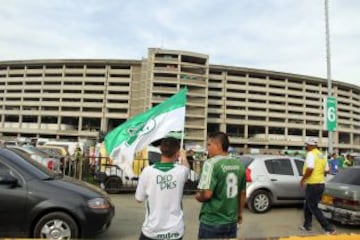 La afición del Deportivo Cali se encargó de la fiesta en la tribuna. El juego de ida de la final de la Liga Águila se pintó de verdiblanco.