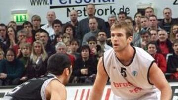 Javi Salgado da una clase magistral y el Bizkaia acaricia los cuartos