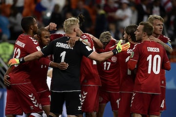Los daneses celebran la victoria al final del partido.