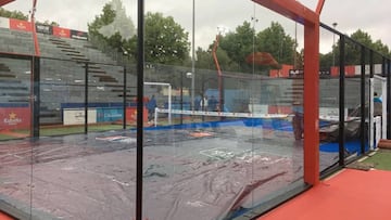 Una pista World Padel Tour afectada por la lluvia.