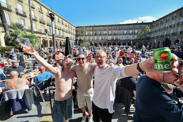 Bilbao ya acoge a los primeros aficionados del Tottenham y Manchester United, que disputarán la final de la Europa League en San Mamés. La ciudad vive un ambiente vibrante, con la final como protagonista en calles.