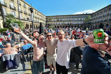 Bilbao ya acoge a los primeros aficionados del Tottenham y Manchester United, que disputarán la final de la Europa League en San Mamés. La ciudad vive un ambiente vibrante, con la final como protagonista en calles.