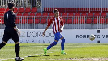 Schiappacasse, en el momento de hacer el segundo gol colchonero al Santa Ana.