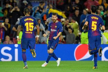 2-0. Lionel Messi celebró el segundo gol en un lanzamiento de falta directa.