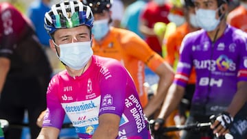 Remco Evenepoel posa con el maillot de l&iacute;der antes de la cuarta etapa de la Vuelta a Burgos 2020.