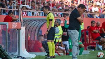 Girona-Eibar. Prieto Iglesias, consultando el VAR.