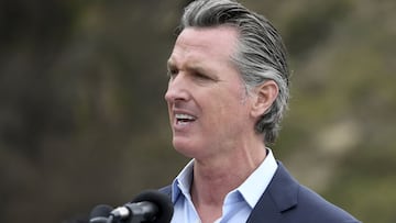 El gobernador de California, Gavin Newsom, habla durante una conferencia de prensa en Big Sur, California. 