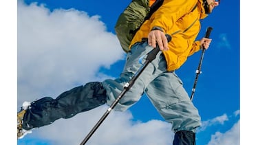 Sal a caminar con estos bastones de senderismo plegables que incluyen varias puntas para distintas superficies