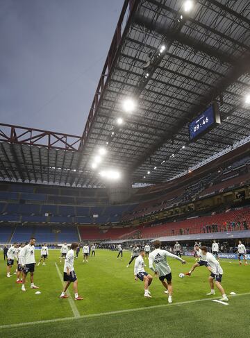 El grupo de jugadores se ejercita en San Siro.