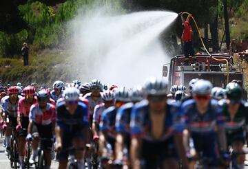 La tercera etapa de la Vuelta a Espa?a 2024, la ¨²ltima de la edici¨®n por tierras portuguesas, se disput¨®
bajo un calor abrasador, con 33?C de media en el recorrido entre Lousa y Castelo Branco. A grandes males, grandes remedios, debieron pensar los organizadores, que echaron mano de los bomberos para refrescar al pelot¨®n.
