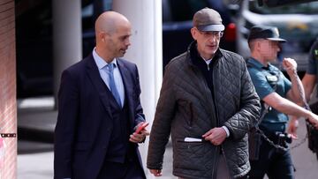 MAJADAHONDA (MADRID), 22/03/2024.- Tomás González Cueto (d), el hasta este miércoles asesor jurídico externo de la Real Federación Española de Fútbol (RFEF), a su salida de los juzgados de Majadahonda, Madrid, tras comparecer este viernes ante la jueza que investiga contratos presuntamente irregulares durante la etapa de Luis Rubiales como presidente. EFE/ Javier Lizón