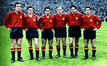 La selección española decidió no participar en la primera edición de un Mundial, Uruguay 1930. Aunque la razón oficial fue los altos costes de viajar hasta Uruguay, país anfitrión del evento, aunque realmente dicha ausencia se debió al boicot de la mayoría de las selecciones europeas por la elección de la sede sudamericana. Esta sería la primera de las ausencias española. La cita de 1938 tampoco contó con la Selección debido a la Guerra Civil. Posteriormente tampoco participó en dos citas mundialistas en la década de los 50, del siglo pasado. En 1954, Turquía se encargaría de cortarnos el paso, con la ayuda inestimable de Franco Gemma, elegido como mano inocente. Tras el empate a 2-2, en el partido de desempate entre Turquía y España, celebrado en Roma, la mano del niño italiano decidió que la plaza mundialista fuera para la selección turca, tras sacar el papel de Turquía de un sombrero.
La última ausencia fue en 1958, en esta ocasión una mala fase de clasificación en un grupo con Escocia y Suiza impidió la presencia española en Suecia. 
