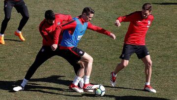 GRAF8515. MAJADAHONDA(MADRID) (ESPAÑA), 24/02/2018.- El delantero del Atlético de Madrid Fernando Torres (c), durante el entrenamiento preparatorio del partido contra el Sevilla celebrado en la Ciudad Deportiva Wanda. EFE/Víctor Leren