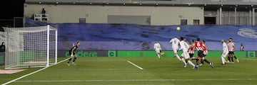 2-1. Karim Benzema marcó el segundo gol.
