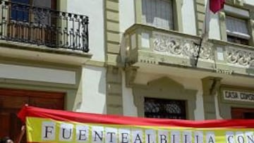 <b>UN PUEBLO CON ESTRELLA. </b>Todo Fuentealbilla se ha volcado con su hijo predilecto, Andrés Iniesta, cuyo abuelo explica a los medios cuanto necesitan de su campeón del mundo.