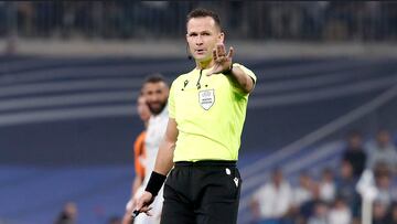 Ivan Kruzliak dirigiendo un partido entre el Real Madrid y el Shakhtar Donetsk