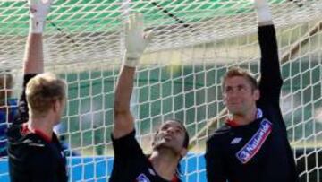 <b>TRES PORTEROS. </b>Hart, James y Green, entrenándose.
