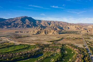 Vista aérea de la zona de Coral Mountain en la que se va a construir el resort de lujo de Kelly Slater con la ola artificial más grande del mundo y 600 viviendas.