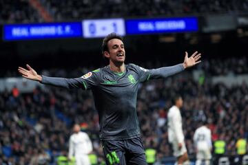 El centrocampista de la Real Sociedad Rubén Pardo celebra su gol, segundo del equipo ante el Real Madrid