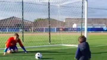 Sergio Ramos jugando con su hijo (Instagram)