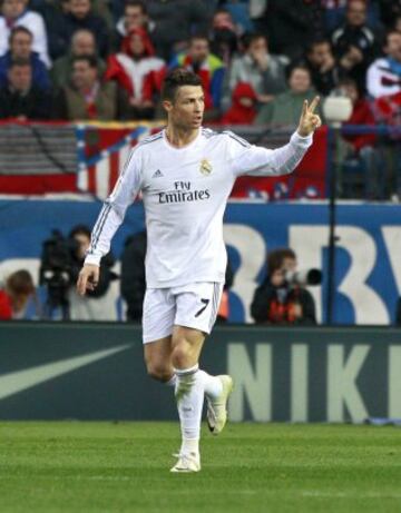 El delantero portugués del Real Madrid Cristiano Ronaldo celebra la consecución del segundo gol de su equipo ante el Atlético de Madrid, durante el partido de la vigésima sexta jornda de liga en Primera División que se disputa esta tarde en el estadio Vicente Calderón. 