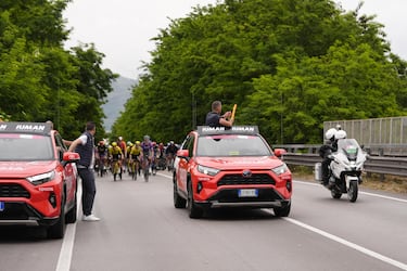 Carrera neutralizada tras una caída durante la sexta etapa del Giro de Italia, de Potenza a Nápoles.