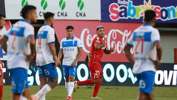 Futbol, Nublense vs Universidad Catolica
Cuarta fecha, campeonato Nacional 2025.
El jugador de Nublense Lorenzo Reyes, centro, celebra con sus companeros su gol contra Universidad Catolica durante el partido de primera division disputado en el estadio Nelson Oyarzun de Chillan, Chile.
08/03/2025
Eduardo Fortes/Photosport
Football, Nublense vs Universidad Catolica
4th date, 2025 National Championship.
Nublense player Lorenzo Reyes, center, celebrates with teammates after scoring against Universidad Catolica during the first division match held at the Nelson Oyarzun stadium in Chillan, Chile.
08/03/2025
Eduardo Fortes/Photosport