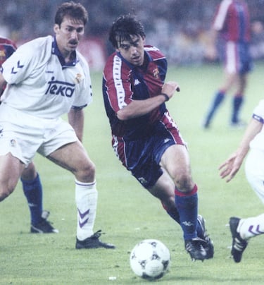 Fichó por el Barcelona en 1993 donde permaneció dos temporadas.
