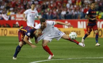  Balón largo para Gameiro en el que el francés gana la espalda al argentino que no tiene más remedio que hacerle falta porque encaraba a Ter Stegen