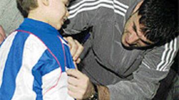 <b>CON LOS MÁS PEQUEÑOS</B>. Diego Tristán, en la imagen , firma un autógrafo a un aficionado deportivista.