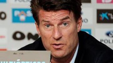 <b>INDIGNADOS. </b>Serra y Laudrup no entienden la decisión de la UEFA.