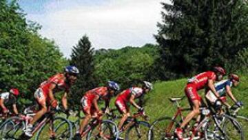 <b>ESPECTÁCULO.</B> Por fin se vio una gran etapa en el Giro: respondieron los ciclistas y acompañó el paisaje.