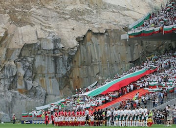 Fue construido para la Eurocopa de 2004. Posiblemente el campo de ftbol ms raro de Europa. Su aforo es aparentemente normal: 30.000 espectadores.