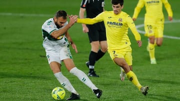 Verd&uacute; protege el bal&oacute;n ante Gerard Moreno.